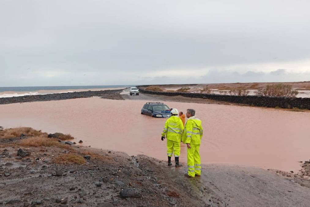 Storm Ravine Canarian Weekly - 6-year-old child rescued after car trapped in flooded ...