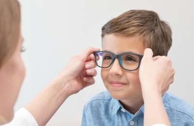 Free glasses and contact lenses for children under 16 in Spain