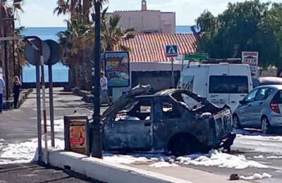 VIDEO: Car bursts into flames in south Tenerife