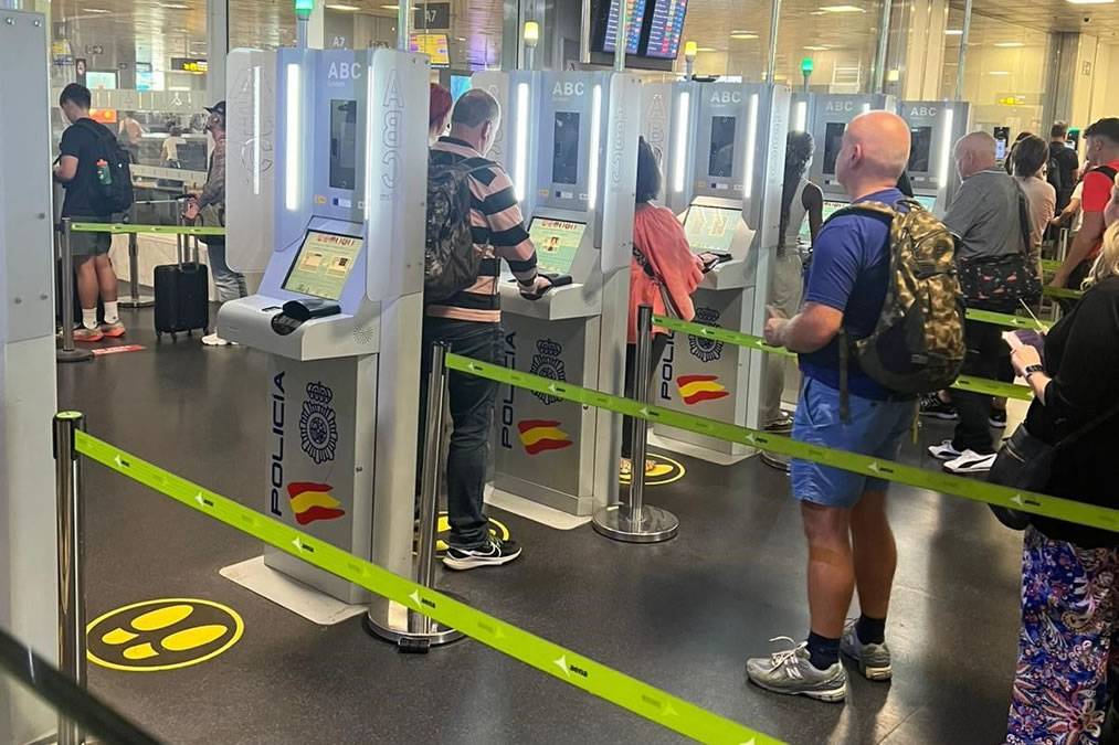 Image for Passport Control queues at Canary Islands airports ‘Threaten Tourism Image’