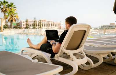 The Digital Nomad vs. The 'Lifer': Why smart expats are ditching the Apps for old-school banking