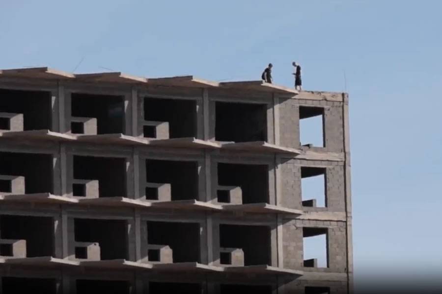 Two British tourists caught risking their lives taking selfies on Tenerife’s infamous ‘Building of Death’