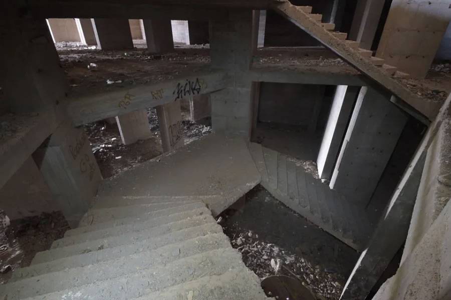 Two British tourists caught risking their lives taking selfies on Tenerife’s infamous ‘Building of Death’