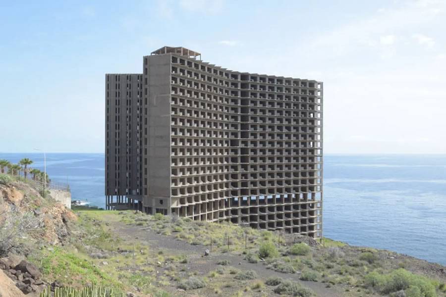 Two British tourists caught risking their lives taking selfies on Tenerife’s infamous ‘Building of Death’