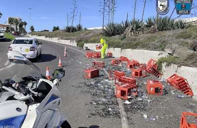 GRAN CANARIA: Water lorry spills load causing chaos for traffic with glass everywhere