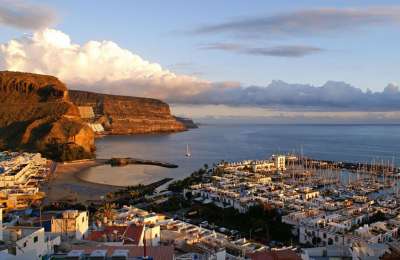 Some cloud, light rain, and strong winds in the Canaries this Bank Holiday Monday