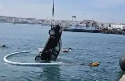 Car recovered from Corralejo Harbour after accidentally falling into the water