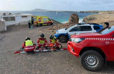 Woman rescued after serious fall on beach in Playa Blanca
