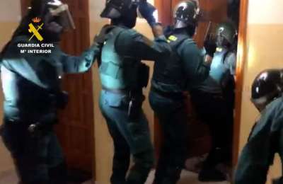 Drug den uncovered as Guardia Civil raid residential complex in Corralejo