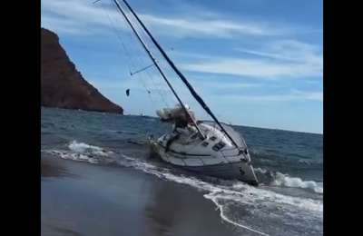 VIDEO: Sailing boat washed ashore in south Tenerife amid strong coastal weather warnings