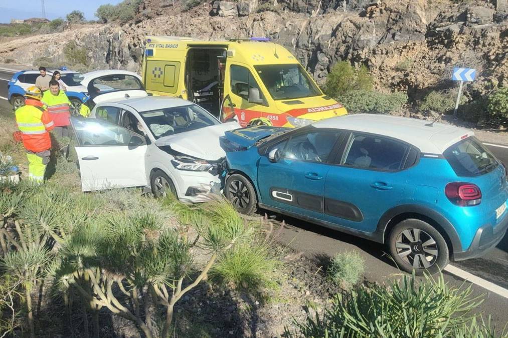 Four people injured in serious head-on crash in the south of Tenerife