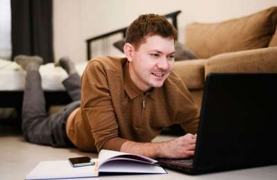 Why people prefer watching over playing in live online entertainment