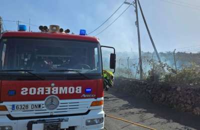 Emergency crews contain two small wildfires in Tenerife