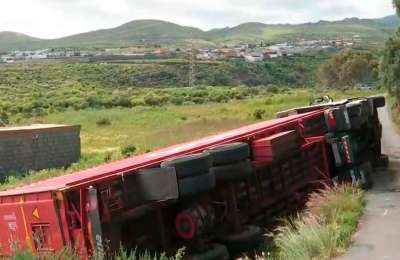 Driver hospitalised after his 50-ton lorry overturns in Gran Canaria 