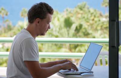 How Canary Islands remote workers trade on UK Markets