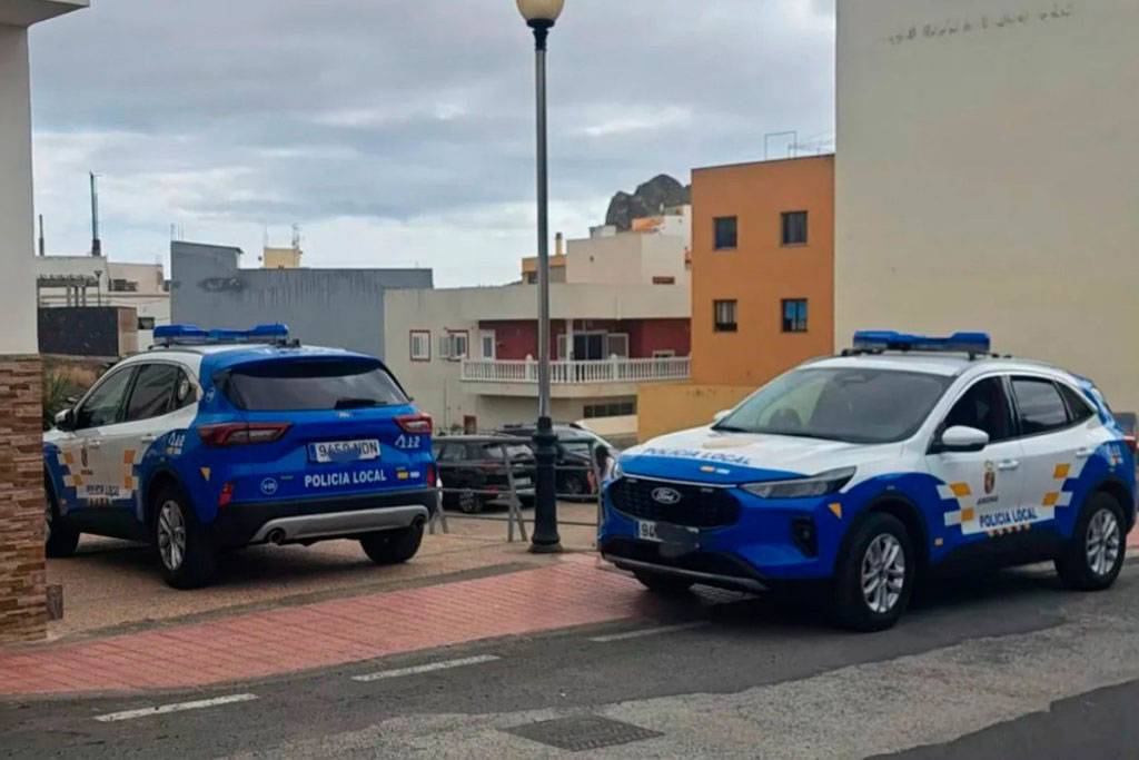 Police rush to assist mother in labour as baby is born in a street in south Tenerife 