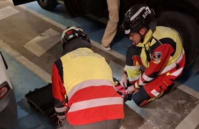Firefighters rescue child trapped inside a car at a shopping centre in Lanzarote