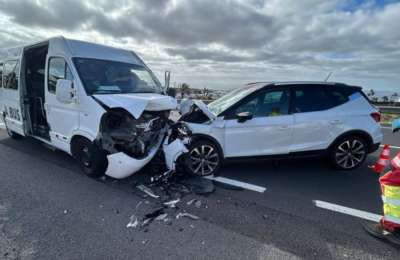 Three injured in accident between car and minibus in Lanzarote