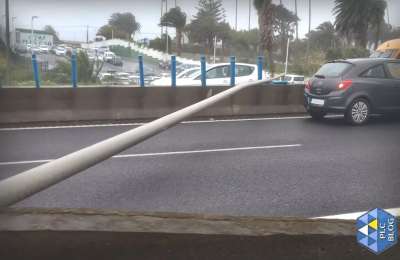 VIDEO: Lamp post lands on moving car after being blown over on Tenerife motorway
