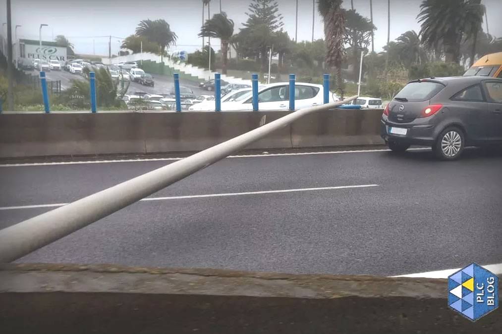VIDEO: Lamp post lands on moving car after being blown over on Tenerife motorway