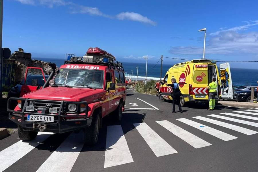 Paraglider breaks legs after ignoring Storm warnings and crashing on rocks