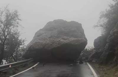 15-ton boulder blocks road after rockfall in Gran Canaria 