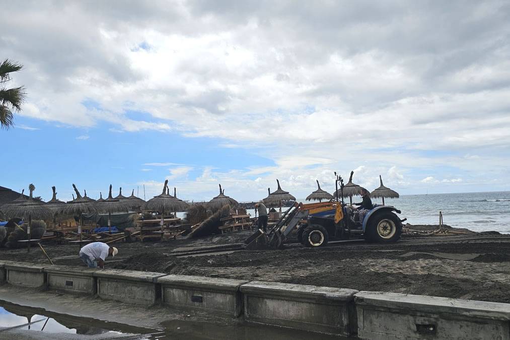 Municipal crews restore Fañabe Beach following impact of Storm Therese