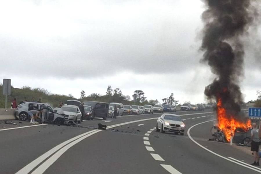 Major traffic delays after car catches fire in crash in south Tenerife