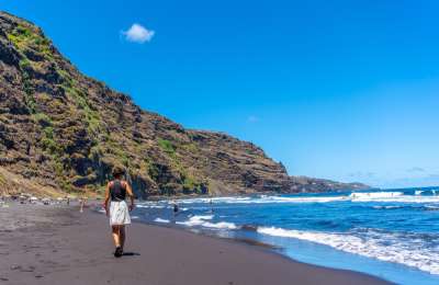 Sea, beaches and facilities compared: Canary Islands or Balearic Islands?
