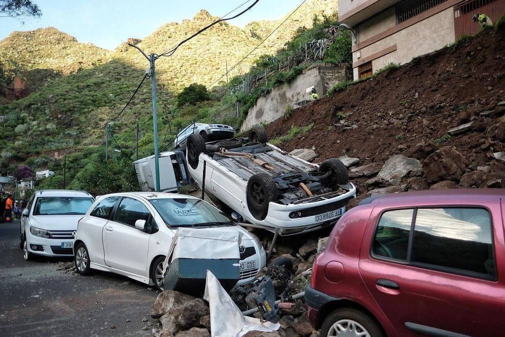 Seven cars crushed after wall collapse sparks panic in Tenerife