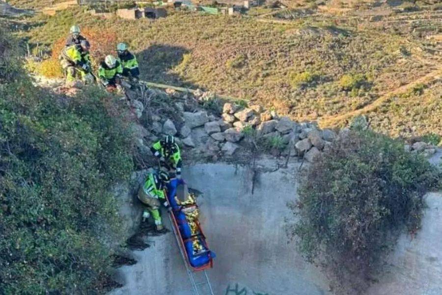 Man in serious condition after falling into empty reservoir in Tenerife
