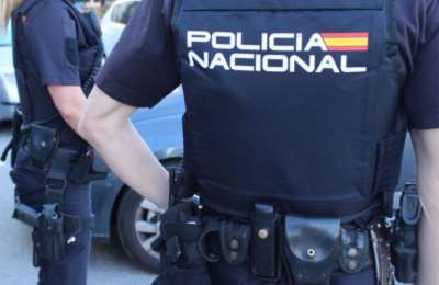 Man arrested after threatening police with knives and barricading his son in their home in Gran Canaria