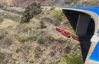 Police prevent young man from jumping from a bridge in south Tenerife 