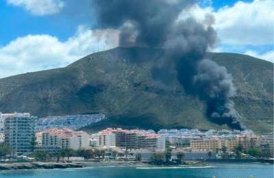 A thick black column of smoke spotted in Los Cristianos