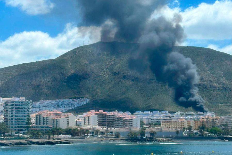 A thick black column of smoke spotted in Los Cristianos