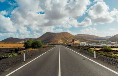 MONDAY WEATHER: Cloudy skies and light showers continue in the Canary Islands