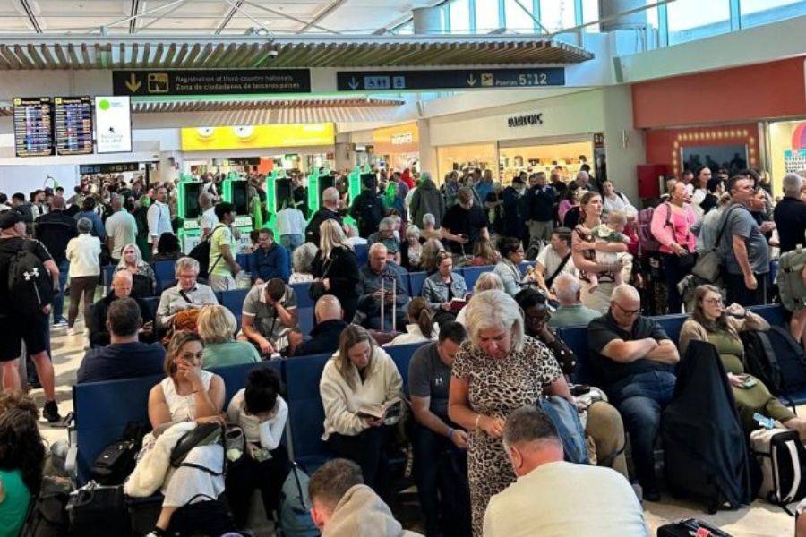 Dozens miss flights after passport system failure in Lanzarote