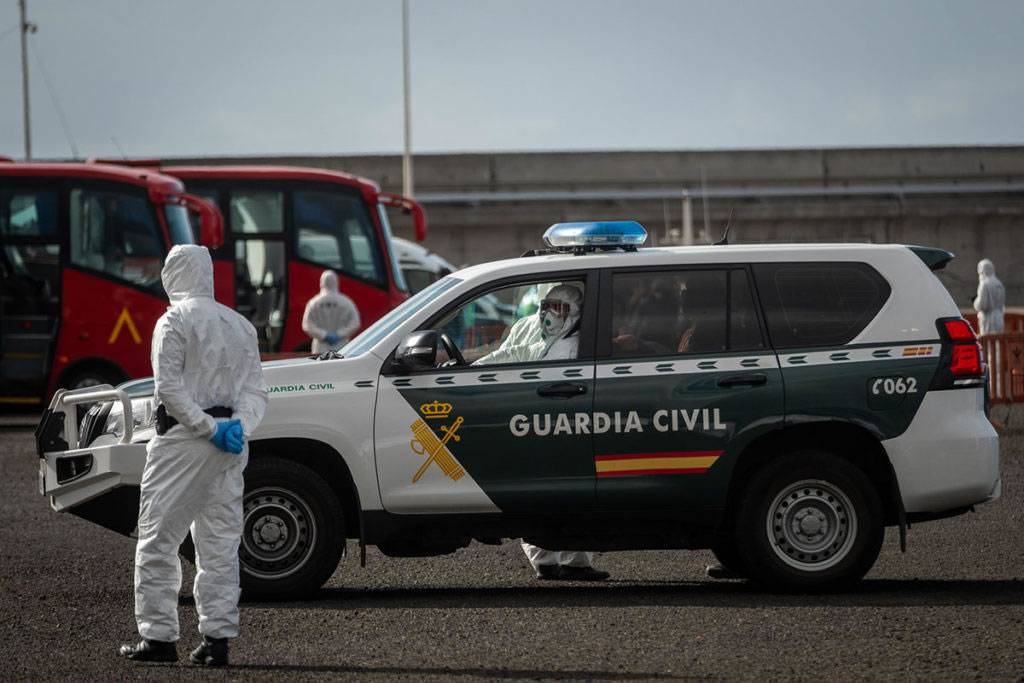 Guardia Civil officer collapses and dies of a heart attack during cruise ship operation in Tenerife