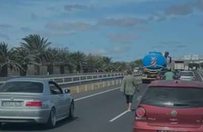 Woman filmed walking down middle of motorway near Lanzarote Airport