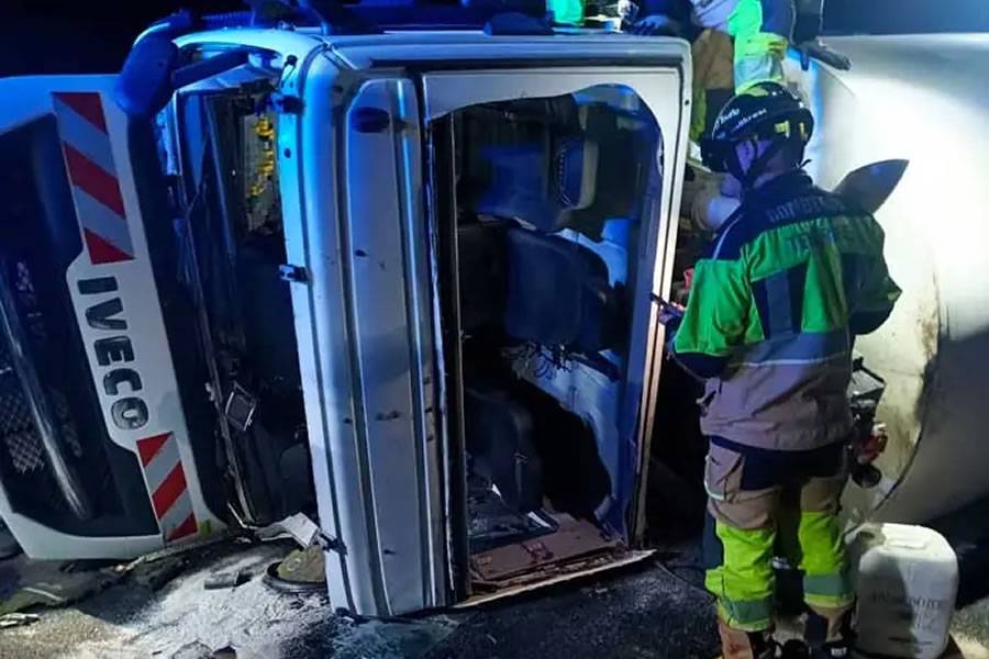 One critical after bin lorry overturns on TF-1 motorway near Guaza