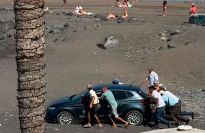 VIDEO: Holidaymaker ‘accidently’ gets rent a car stuck on Las Americas beach