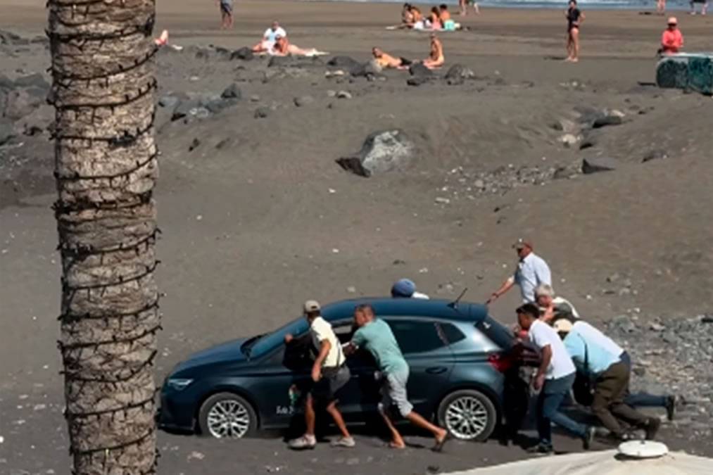 VIDEO: Holidaymaker ‘accidently’ gets rent a car stuck on Las Americas beach