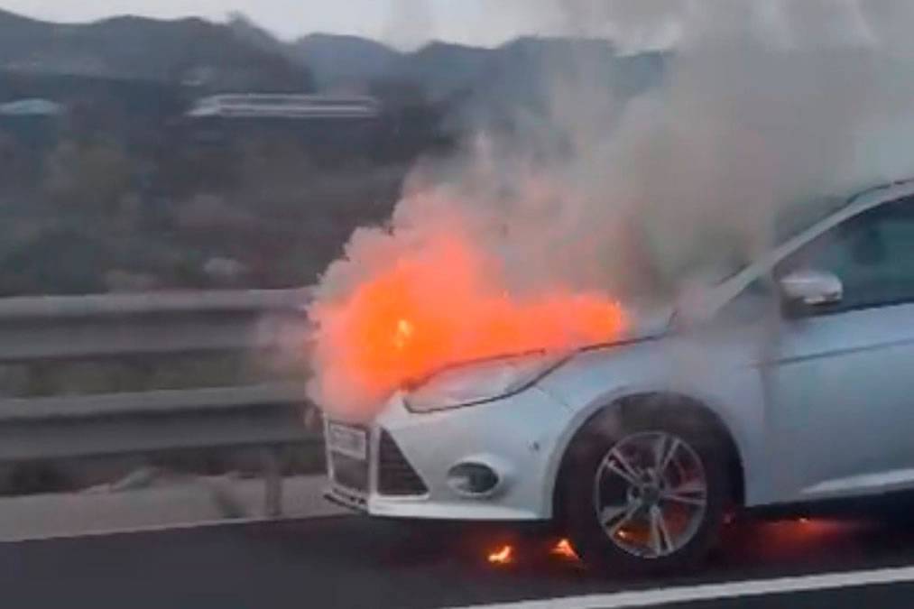 VIDEO: Car bursts into flames on motorway in south Tenerife causing major delays