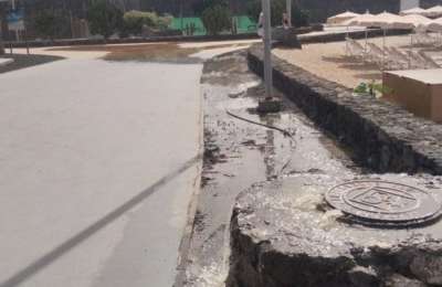 Burst sewage pipe floods Costa Teguise seafront