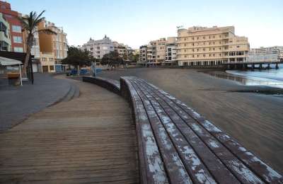 El Medano’s wooden seafront walkway nears completion after major renovation