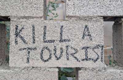 New disgusting anti-tourism graffiti appears in Tenerife