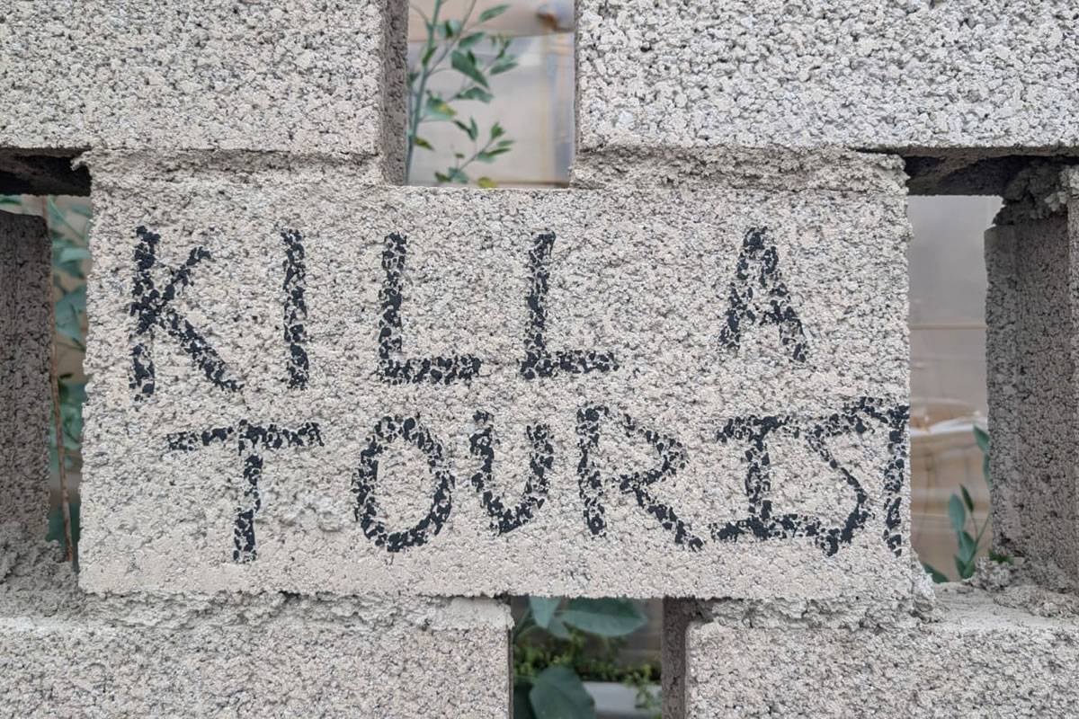New disgusting anti-tourism graffiti appears in Tenerife