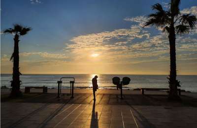 From beach walks to screen time: How expats spend their evenings in the Canaries