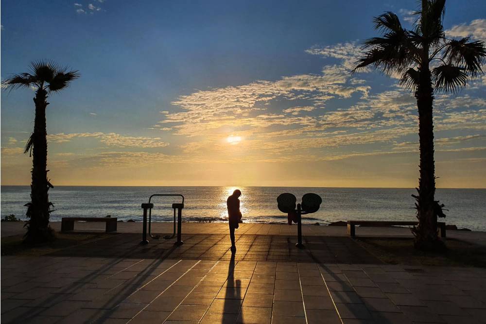From beach walks to screen time: How expats spend their evenings in the Canaries