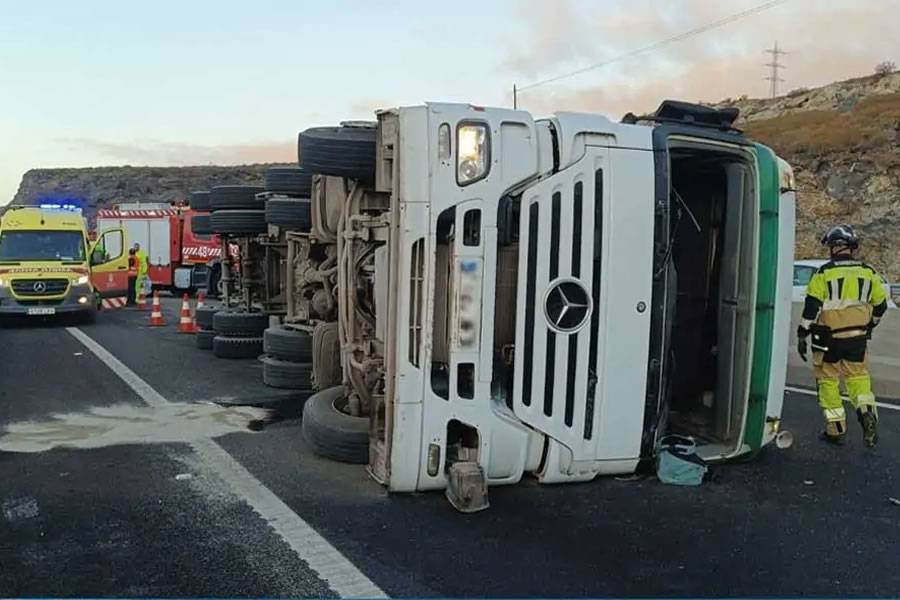 Overturned lorry caused major traffic jams on Tenerife’s TF-1 motorway